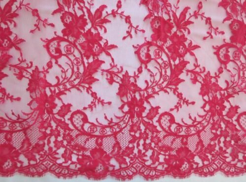 Dentelle Chantilly fleurs intemporelles avec belle écaille rose fuchsia
