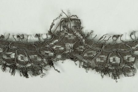 Bande Écaille Dentelle Légèrement Abîmer Grise