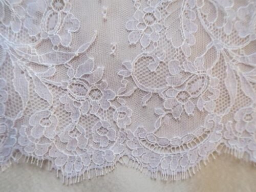 1m40 Dentelle Chantilly blanche mariée écaille des 2 côtés