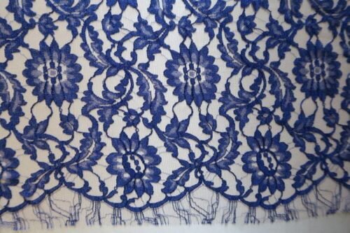 COUPON 4M de dentelle de Calais à fleurs sur fond de tulle bleue