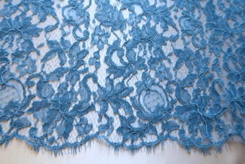 COUPON 3M25 de dentelle de Calais avec belle écaille bleue
