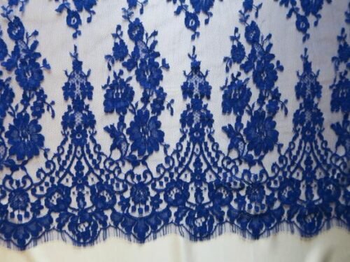 Dentelle Chantilly fleurs intemporelles avec belle écaille bleue Majorelle