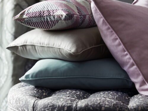 Coussin zippé en soie sauvage taupe et leur intérieur