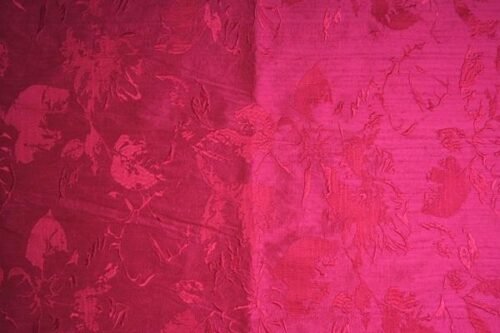 Coupon de 1 mètre de Soie shantung brodée jixi magenta