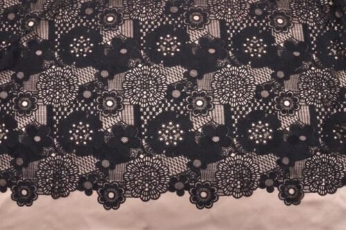 COUPON 1M80 Guipure à grandes fleurs graphiques et modernes noire